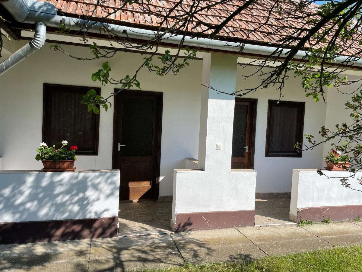דירות Poroszló Zsuzsa Apartman מראה חיצוני תמונה